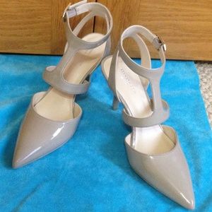 KENNETH COLE - Laird Cut-Out Pump - New, No Box